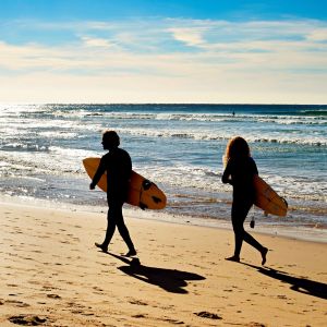 Surfers lopen aan het strand Portugal